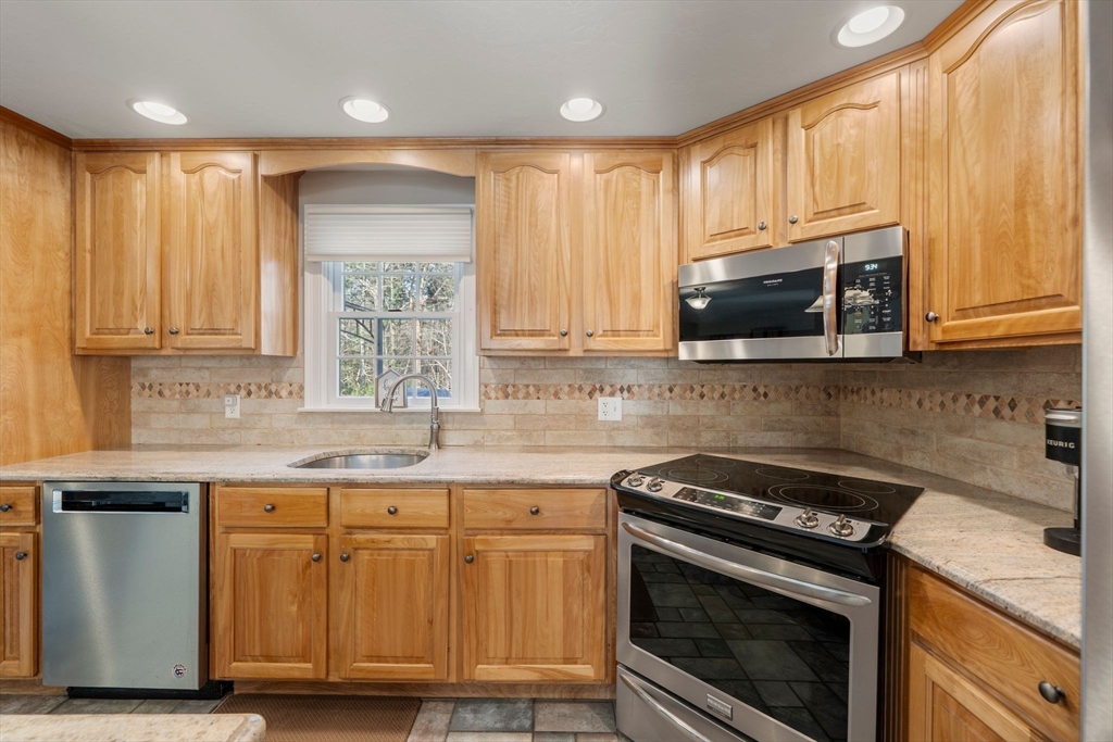 12 Thistle Lane Rochester, MA 02770 - Photo 17 of 39