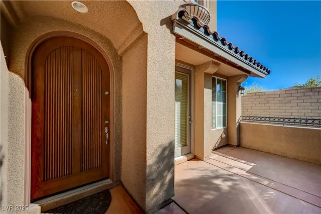 $1,049,999 | 960 White Feather Lane, Las Vegas, NV 89138