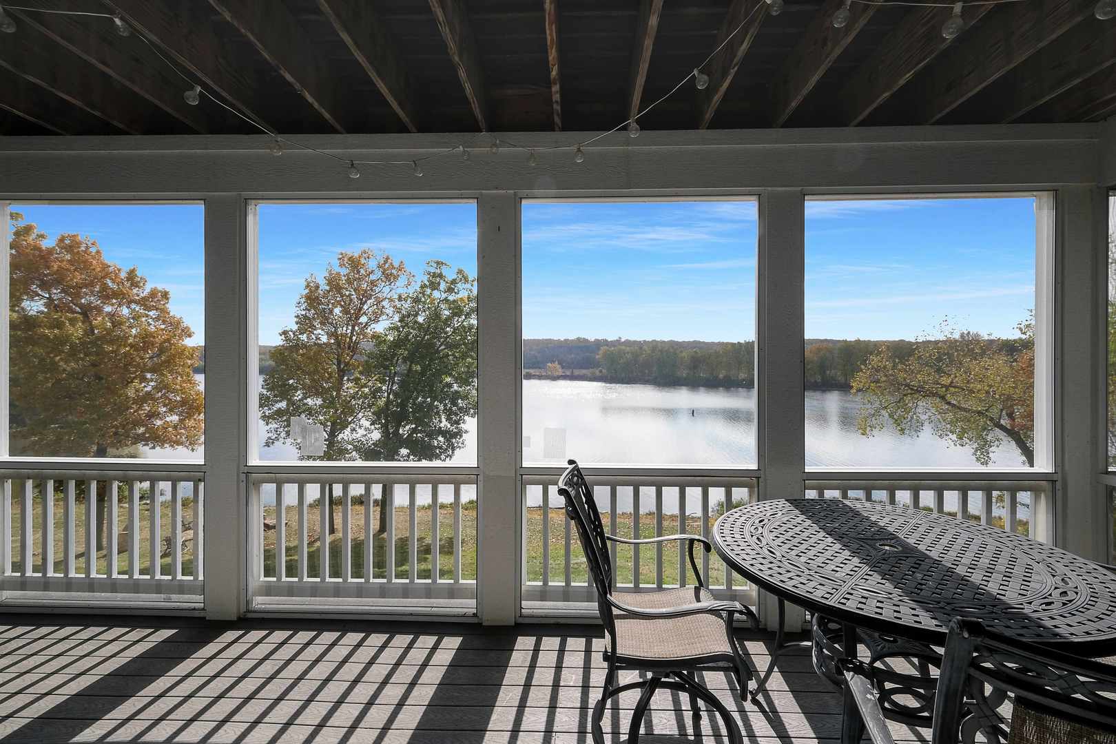 5 River Row Ottawa, IL 61350 - Photo 23 of 24 a view of a balcony with wooden floor