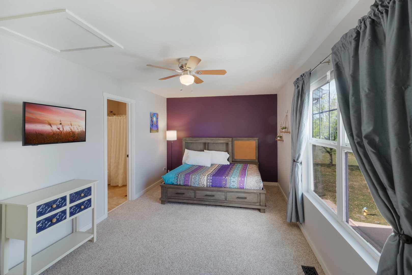 5 River Row Ottawa, IL 61350 - Photo 7 of 24 a spacious bedroom with a bed and a large window