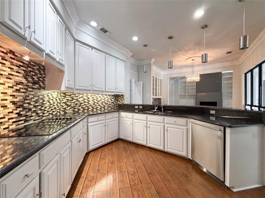 2405 Castle Rock Road Arlington, TX 76006 - Photo 2 of 28