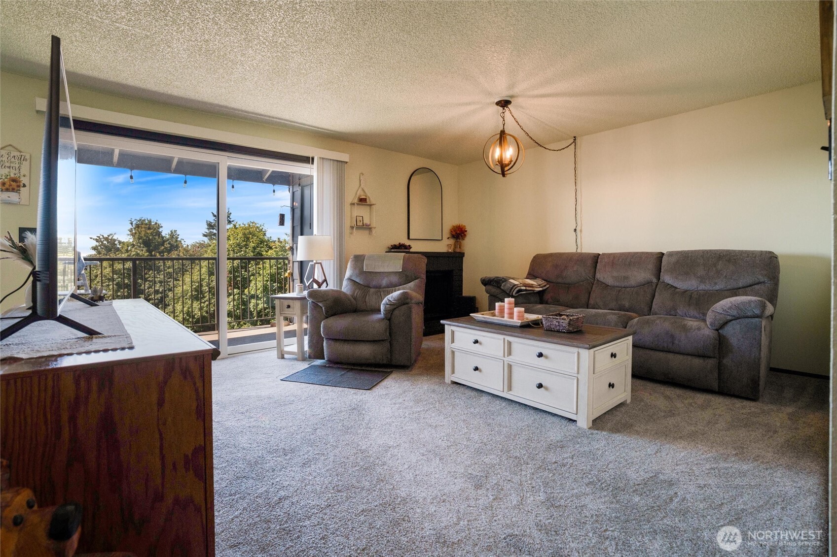 3560 Narrows View Lane Northeast, Unit 202 Bremerton, WA 98310 - Photo 18 of 30 a living room with furniture