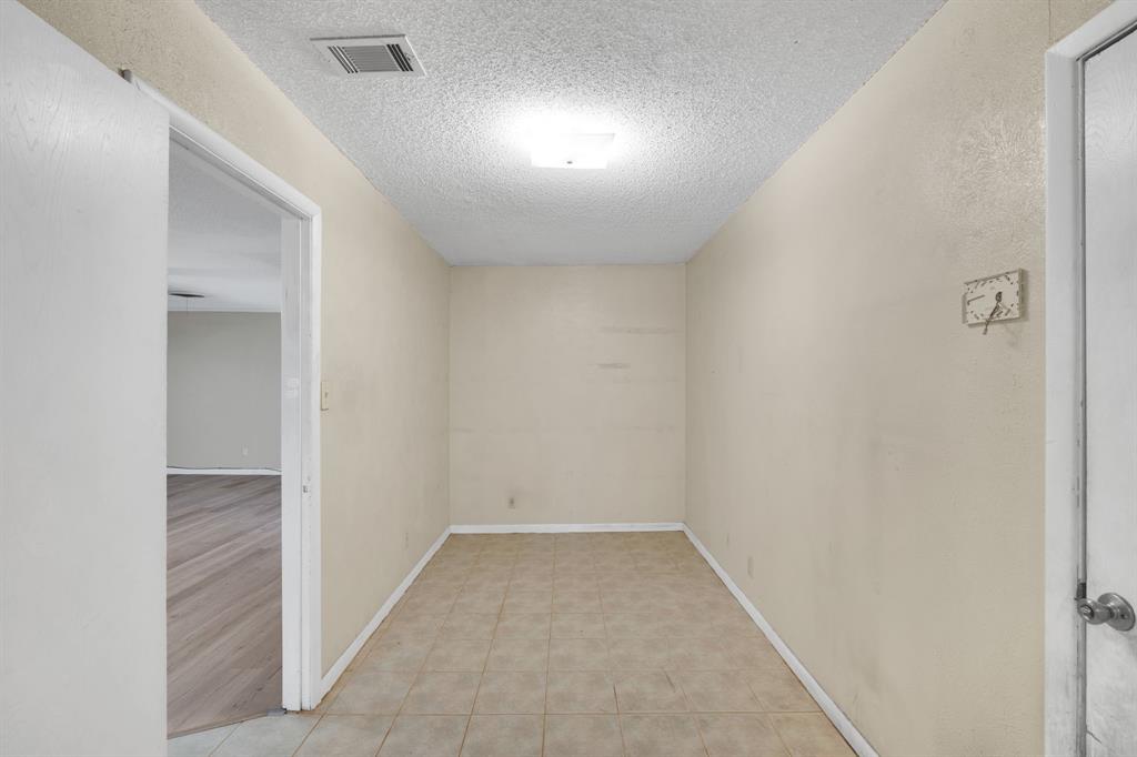 1320 Apache Street Arlington, TX 76012 - Photo 12 of 27 an empty room with a bench