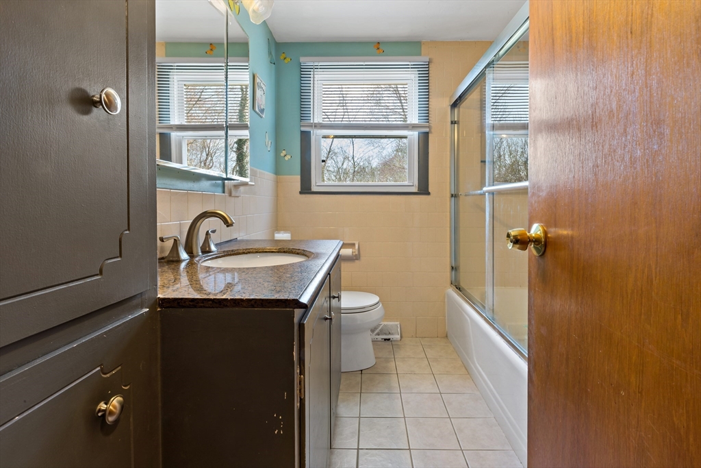 33 Fawn Road Somerset, MA 02726 - Photo 12 of 21 Gallery Image 12