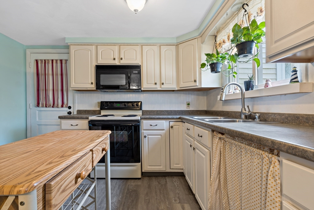 33 Fawn Road Somerset, MA 02726 - Photo 4 of 21 Gallery Image 4