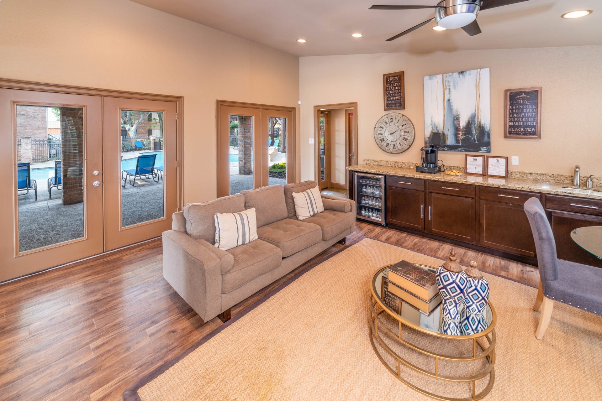 2800 South Ashford Road, Unit 1510 Houston, TX 77082 - Photo 2 of 35 a living room with furniture and a large window