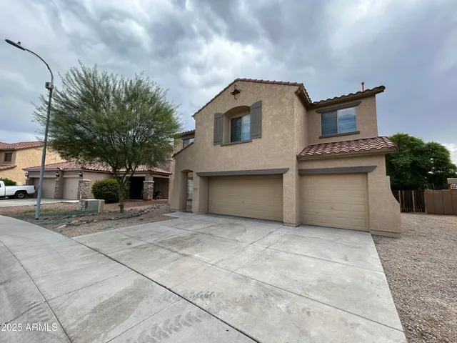 a view of a house with a yard