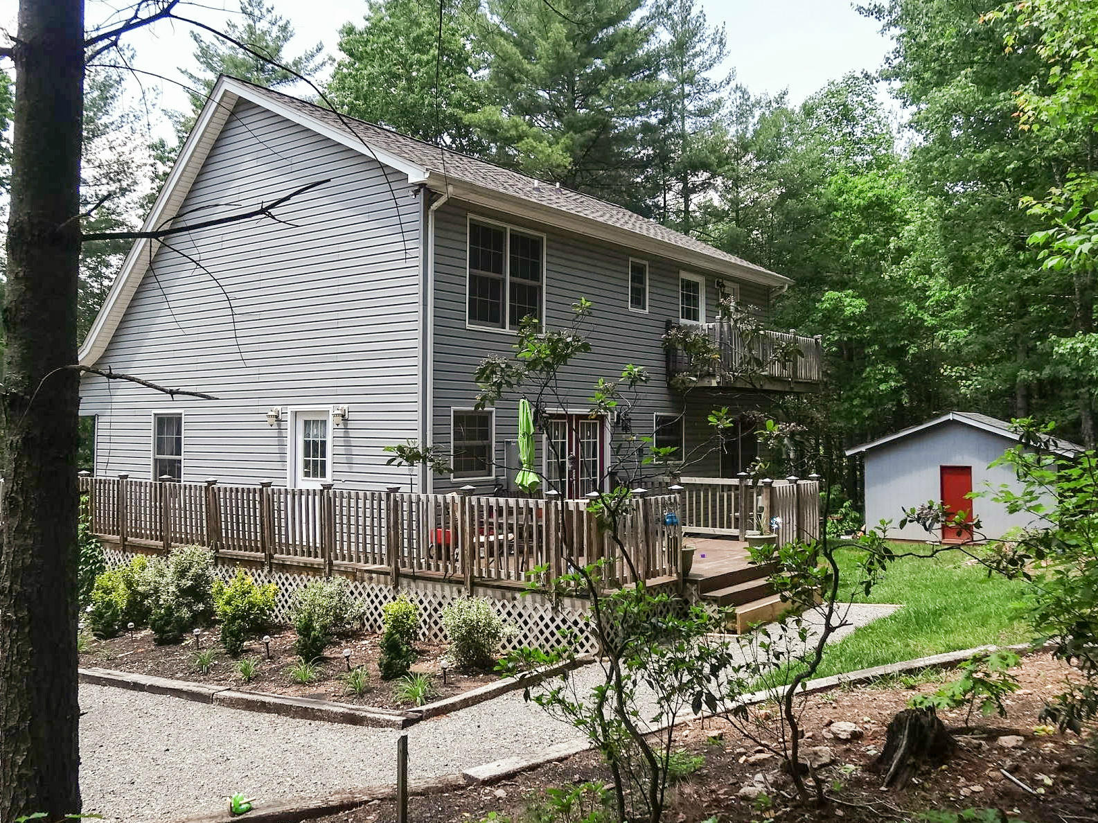 a view of house with a yard