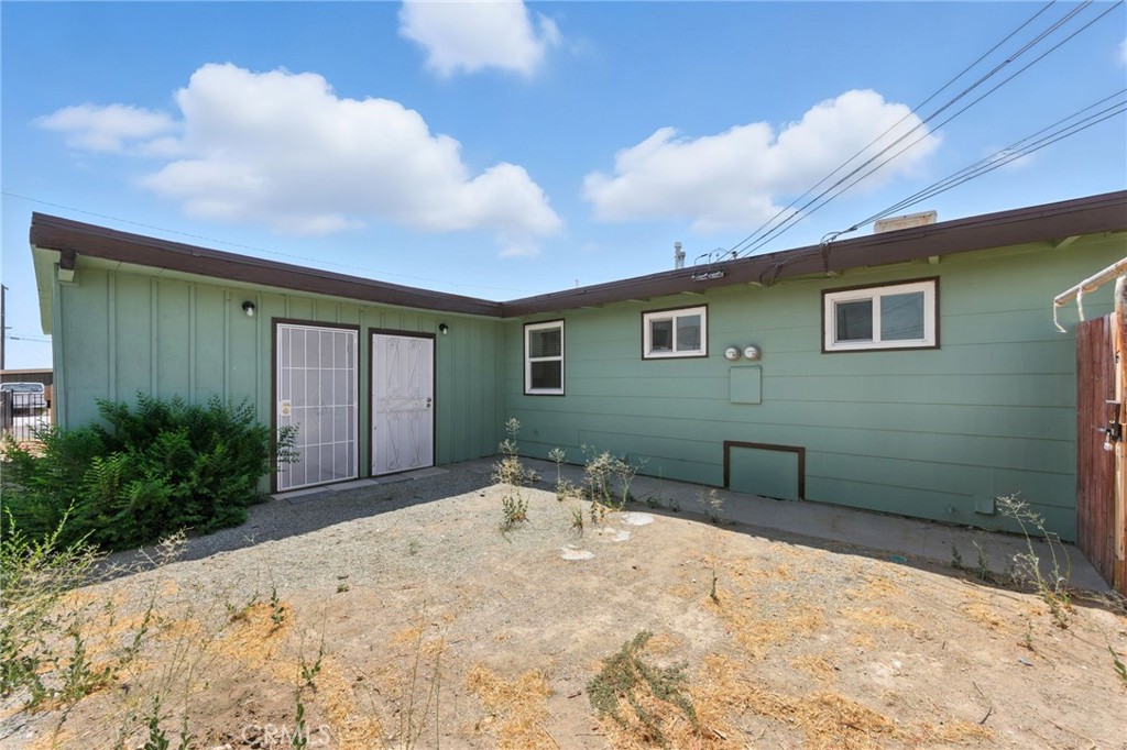 38833 9th Street East Palmdale, CA 93550 - Photo 25 of 28 a backyard of a house