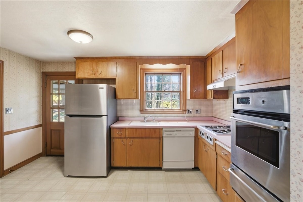 77 Booth Road Dedham, MA 02026 - Photo 13 of 40