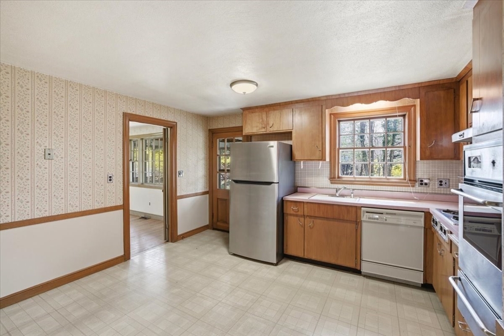 77 Booth Road Dedham, MA 02026 - Photo 3 of 40