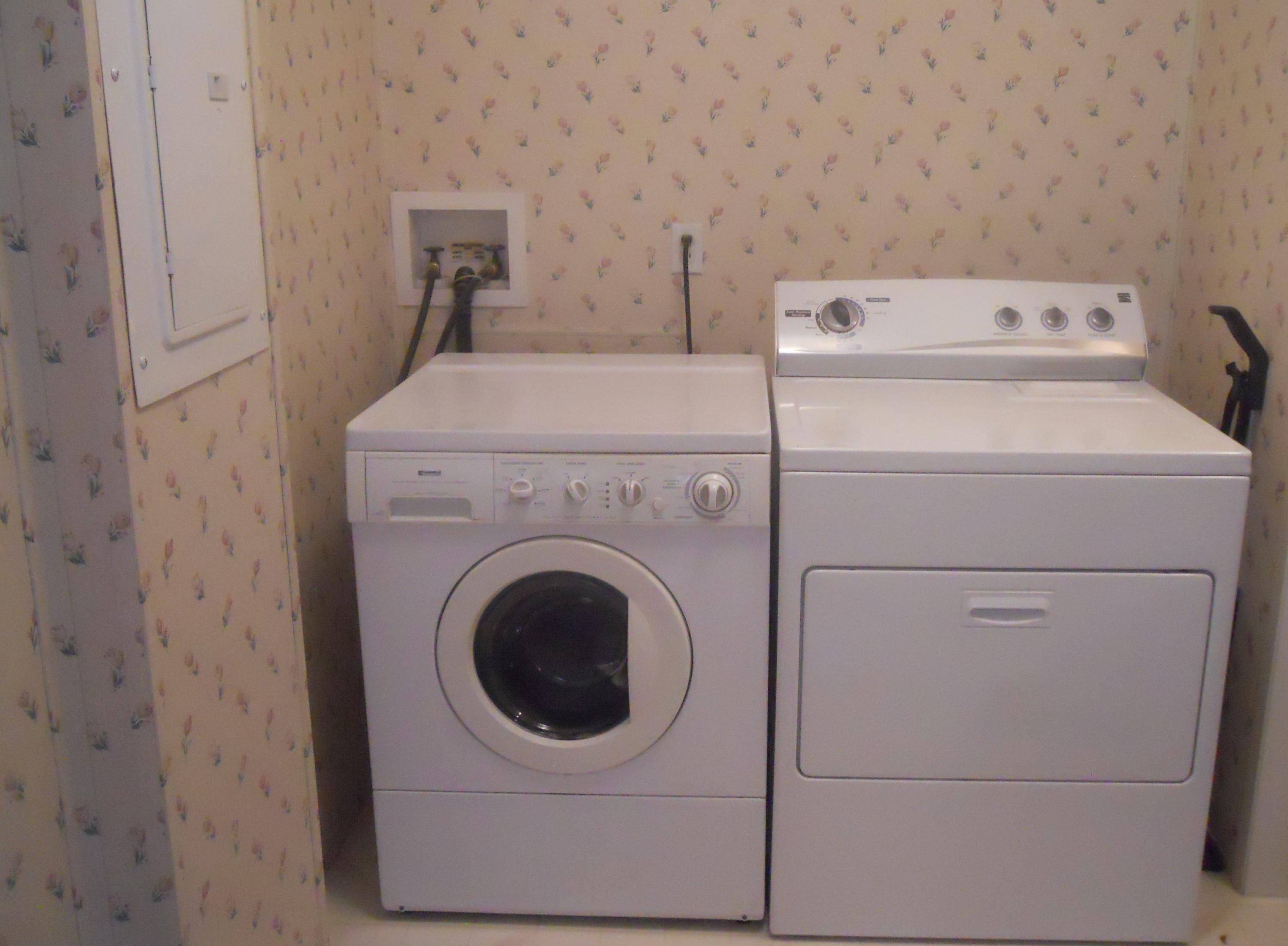 1103 Ferry Road Grants Pass, OR 97526 - Photo 14 of 19 laundry off kitchen