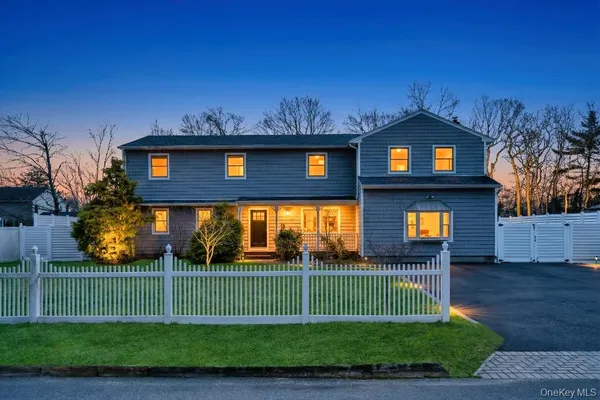 $919,999 | 10 Winnetica Lane, East Islip, NY 11730
