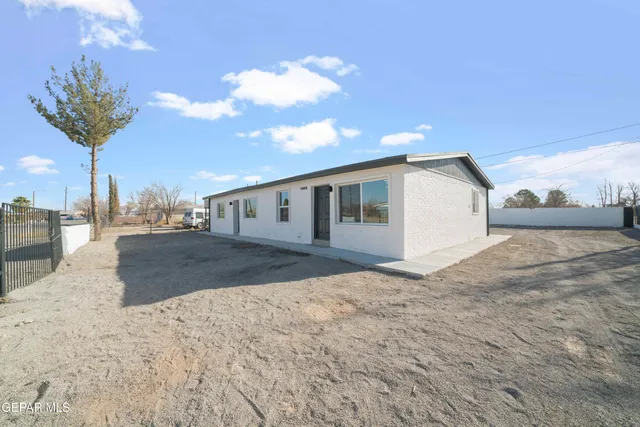 a view of a house with a backyard