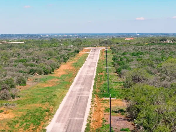 $78,000 | 2644 Moore Tx 78057, Devine, TX 78016