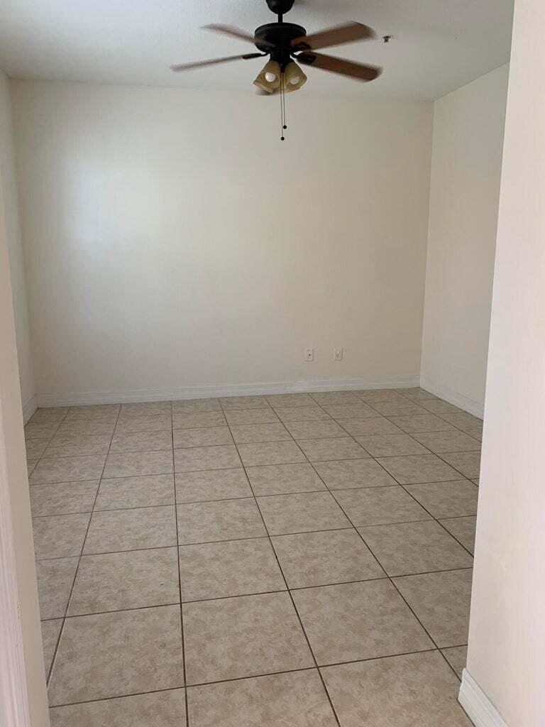 125 Harbors Way Boynton Beach, FL 33435 - Photo 4 of 37 a view of an empty room and window