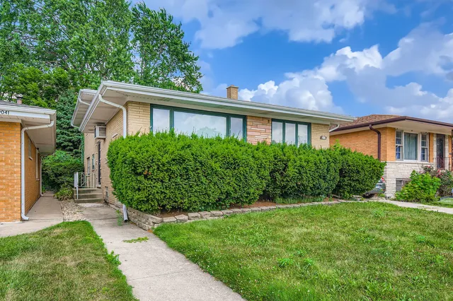 $299,900 | 9045 South Sacramento Avenue, Evergreen Park, IL 60805