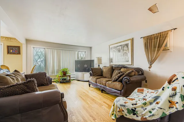 $299,900 | 9045 South Sacramento Avenue, Evergreen Park, IL 60805