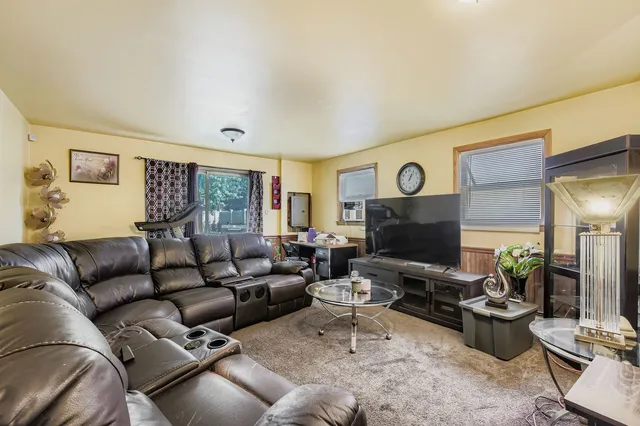 $299,900 | 9045 South Sacramento Avenue, Evergreen Park, IL 60805