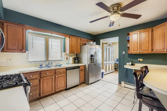 $299,900 | 9045 South Sacramento Avenue, Evergreen Park, IL 60805