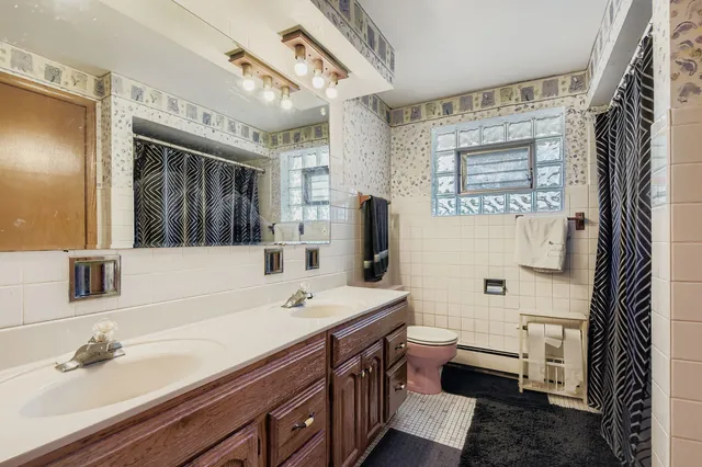 $299,900 | 9045 South Sacramento Avenue, Evergreen Park, IL 60805