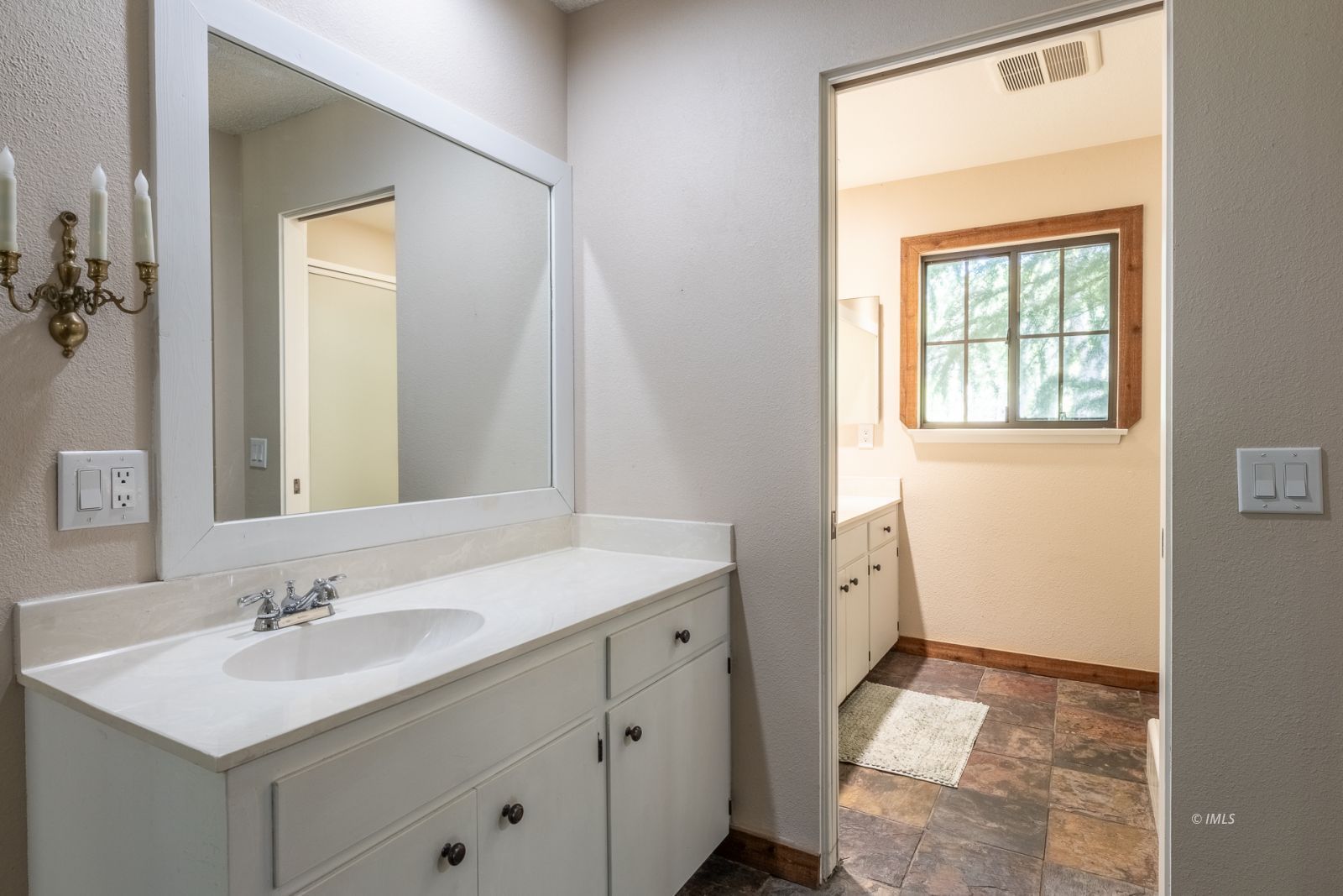 370 Ranch Road Bishop, CA 93514 - Photo 11 of 25 Master Bathroom
