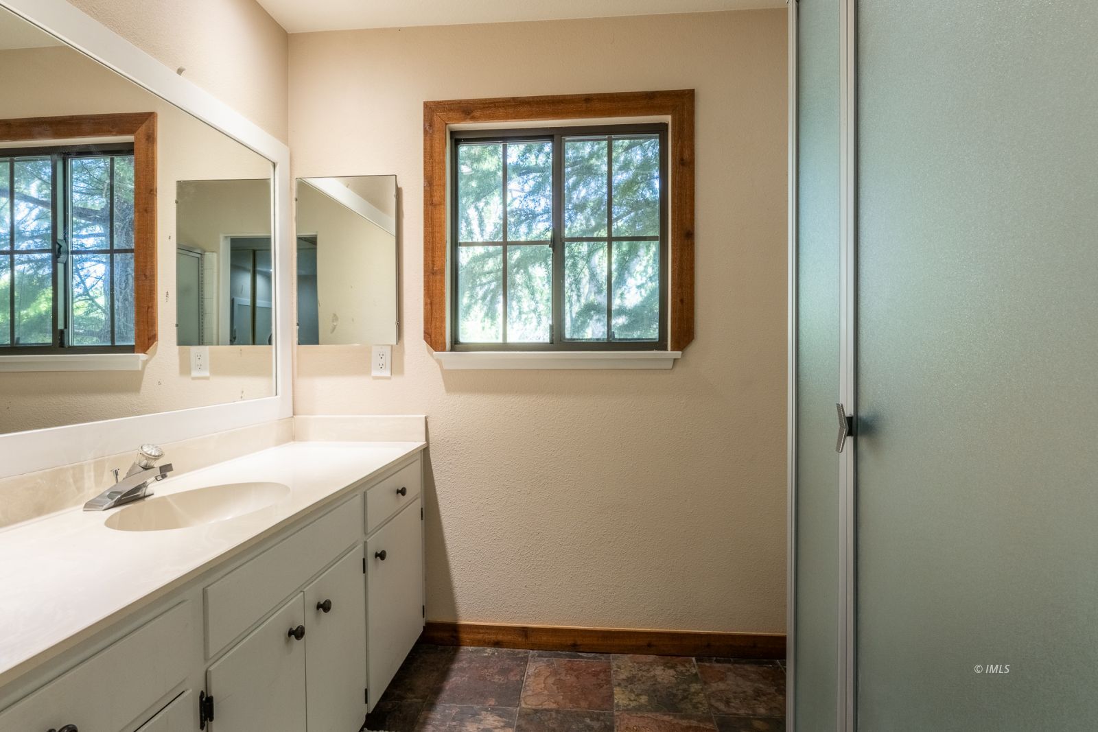 370 Ranch Road Bishop, CA 93514 - Photo 12 of 25 Master bathroom