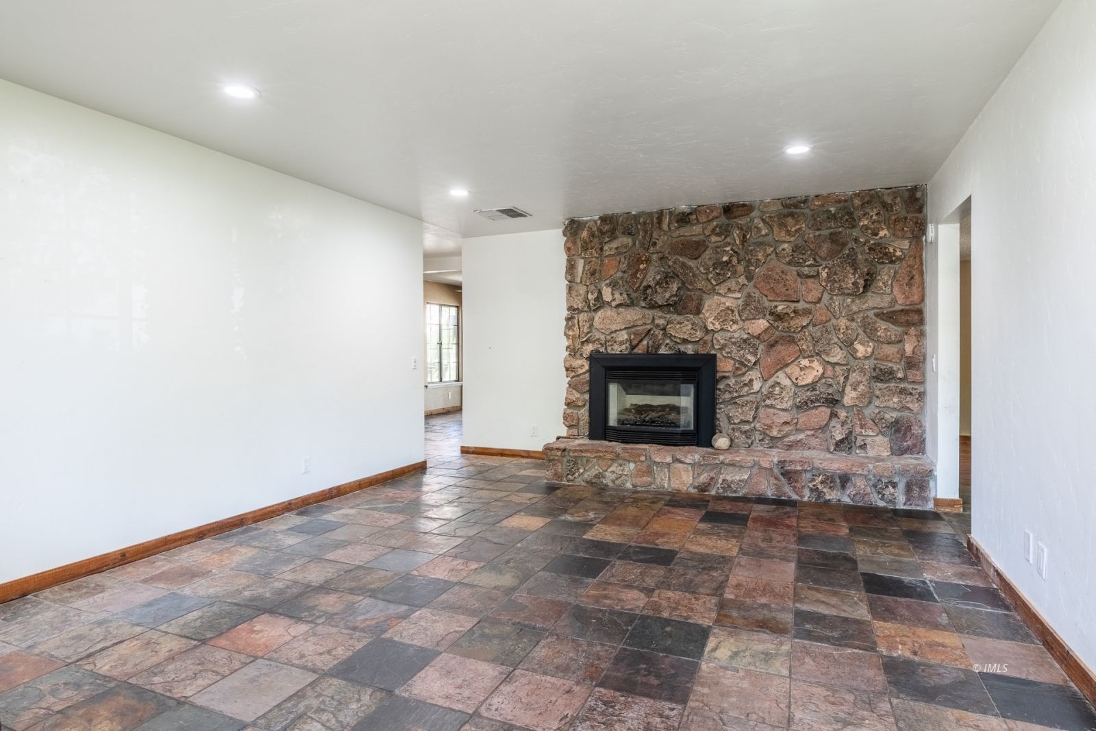 370 Ranch Road Bishop, CA 93514 - Photo 4 of 25 Living Room