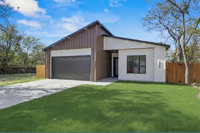 a view of a backyard of the house