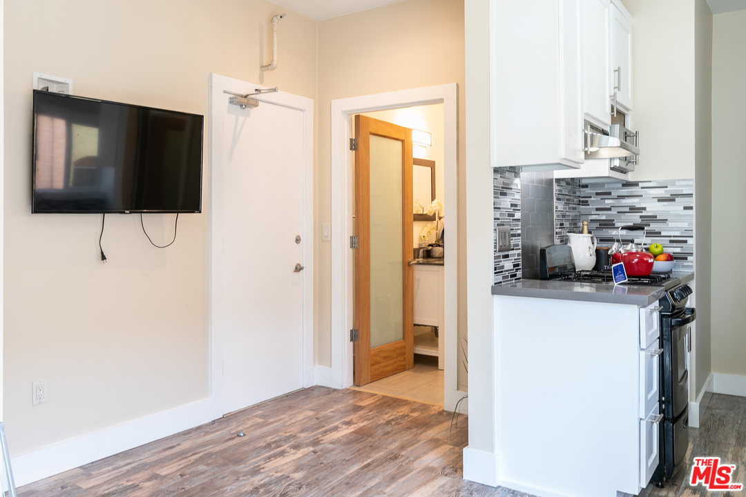40 Westminster Avenue, Unit 8 Venice, CA 90291 - Photo 12 of 13 a view of a living room