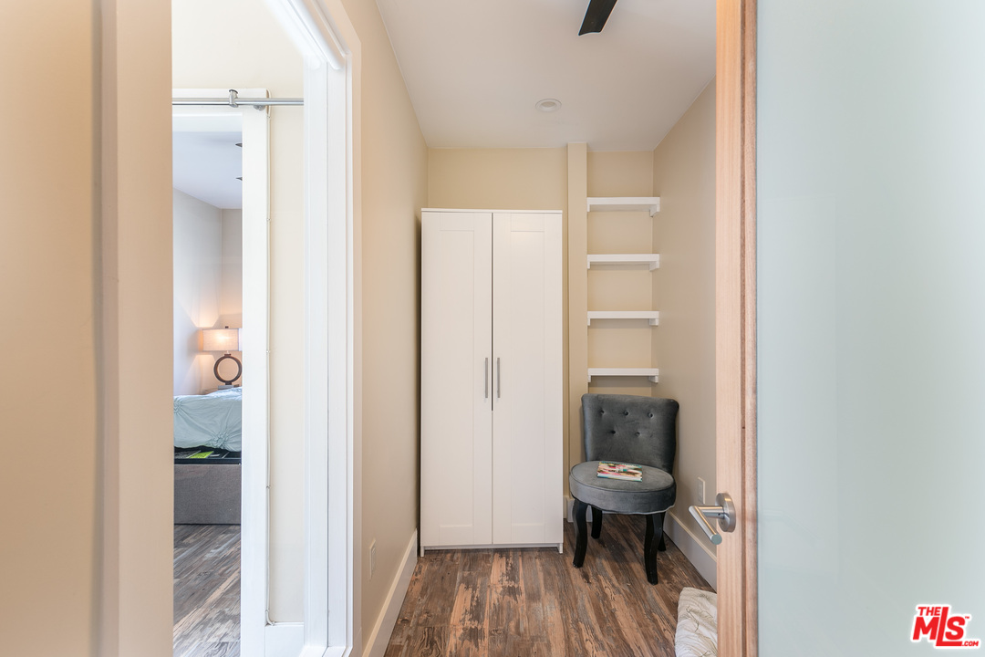 40 Westminster Avenue, Unit 8 Venice, CA 90291 - Photo 5 of 13 a view of a bathroom from a bathroom