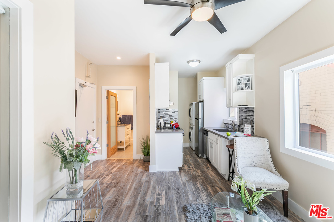 40 Westminster Avenue, Unit 8 Venice, CA 90291 - Photo 10 of 13 a view of a kitchen with furniture and a potted plant