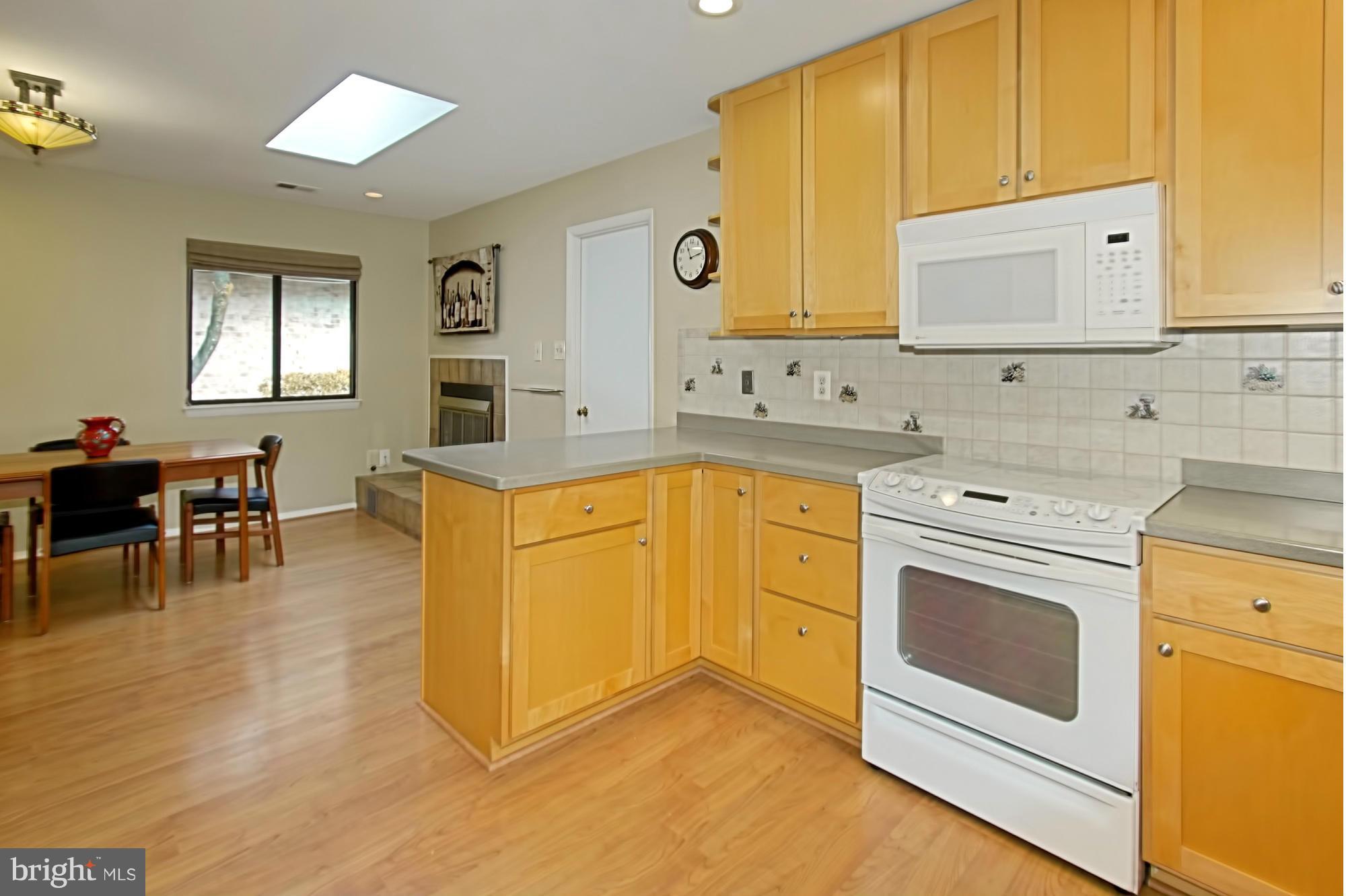 Breakfast Bar between Kitchen & Breakfast Room