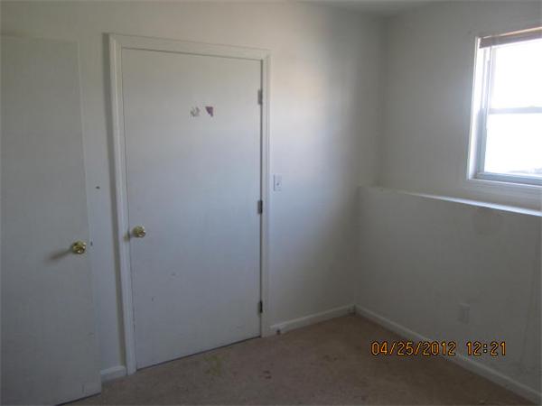 526 Third Street, Unit 2 Fall River, MA 02721 - Photo 12 of 15 an empty room with a window