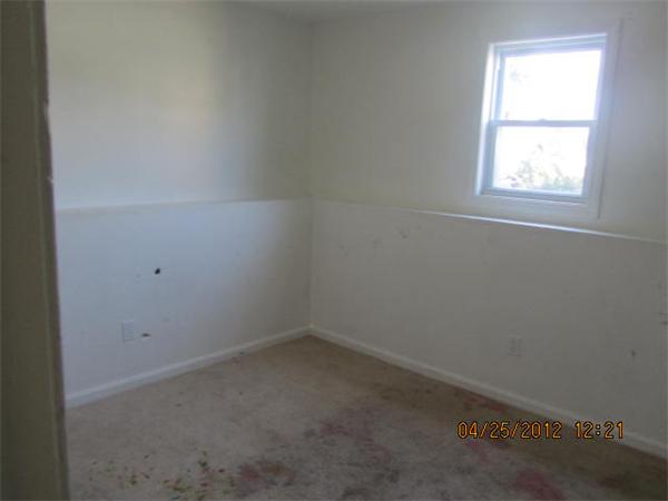 526 Third Street, Unit 2 Fall River, MA 02721 - Photo 13 of 15 an empty room with a window