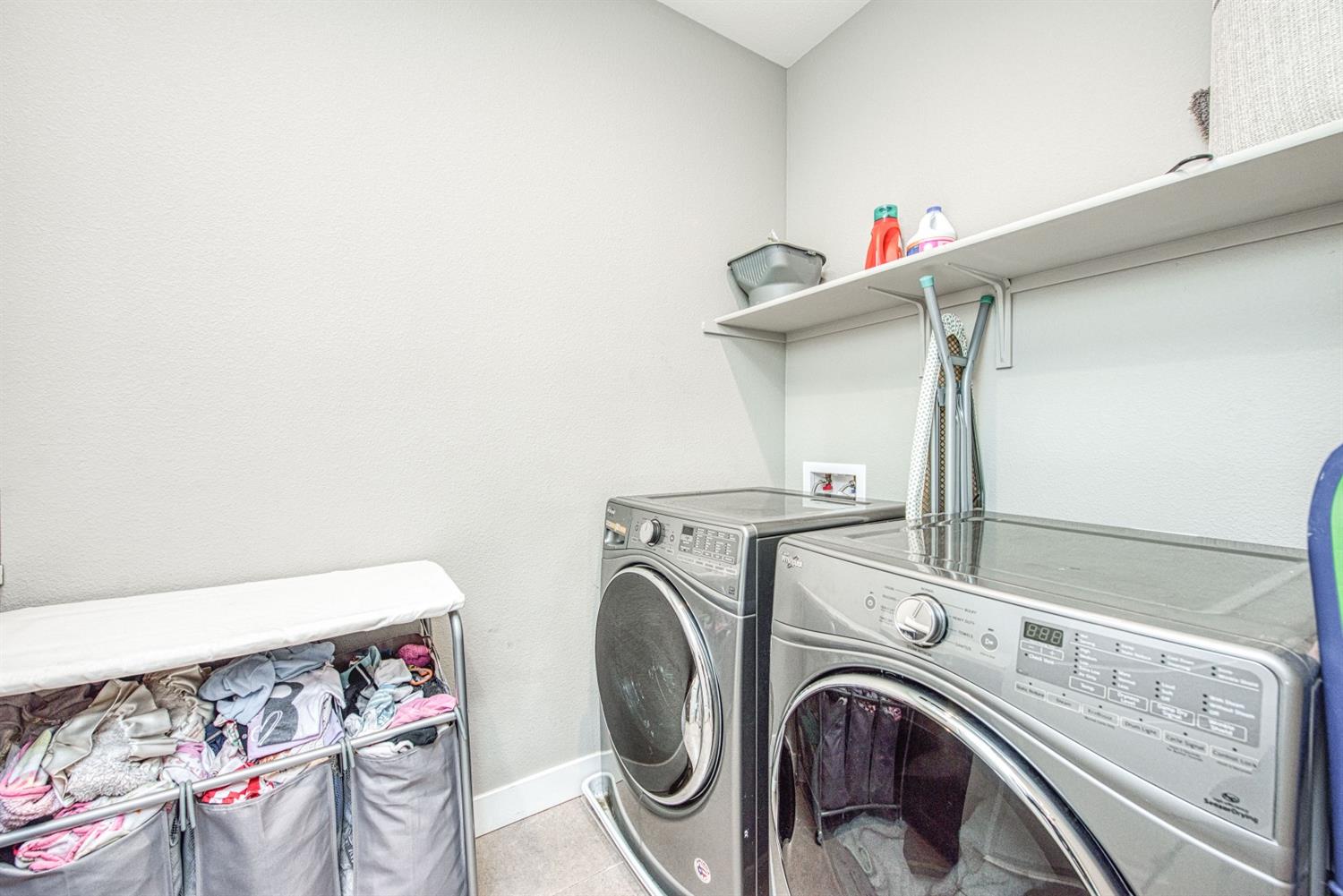 333 Meridian Avenue Madera, CA 93636 - Photo 23 of 38 a utility room with dryer and washer