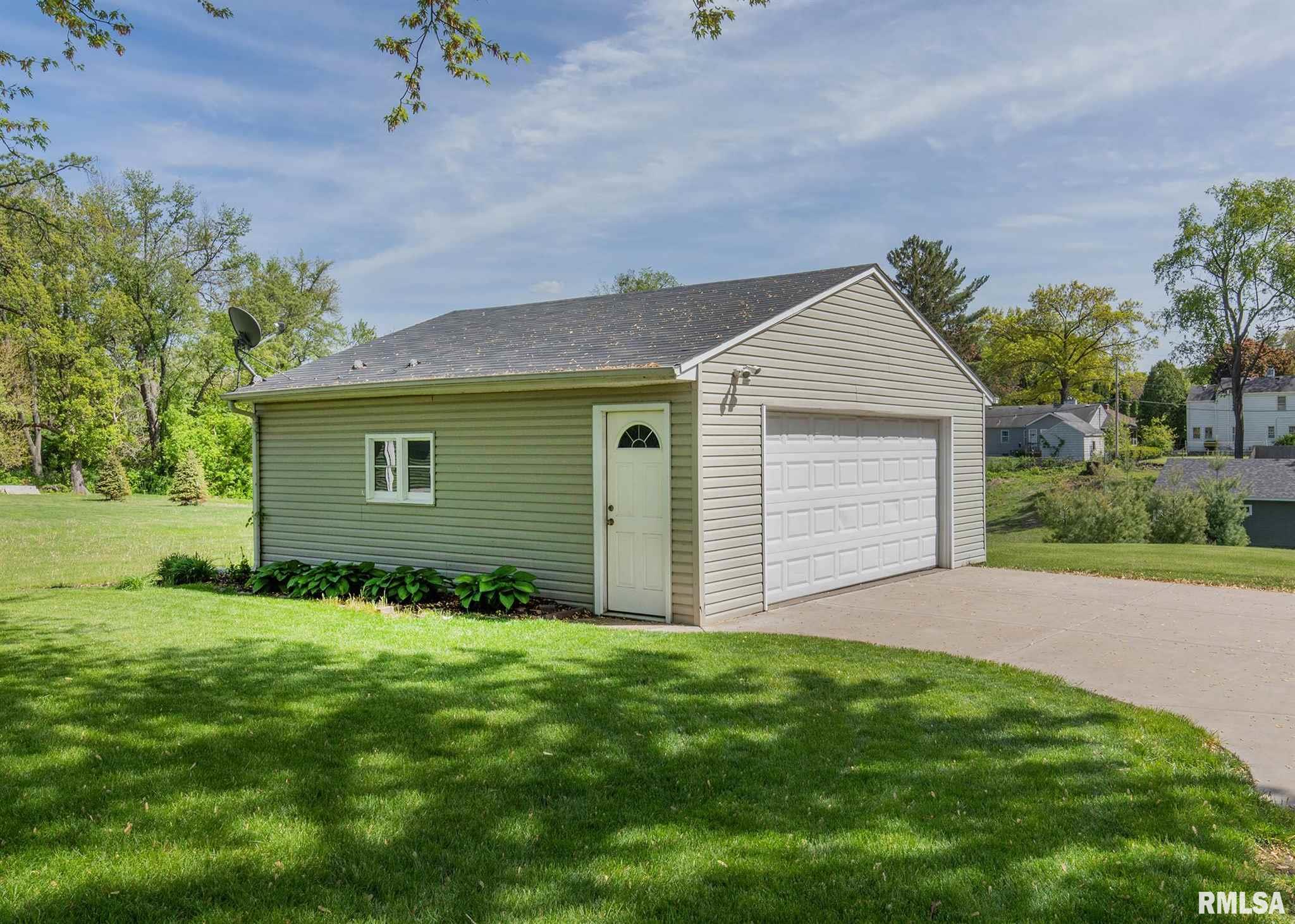 3421 Middle Road Davenport, IA 52803 - Photo 29 of 30 Gallery Image 29