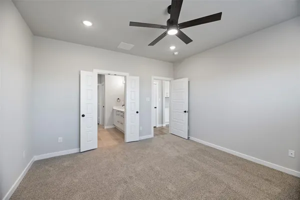 an empty room with fan and a ceiling fan