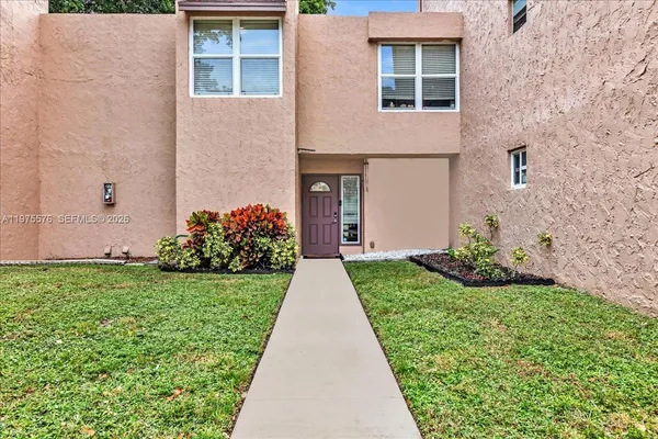 $2,850 | 9410 Live Oak Place, Unit 110, Davie, FL 33324