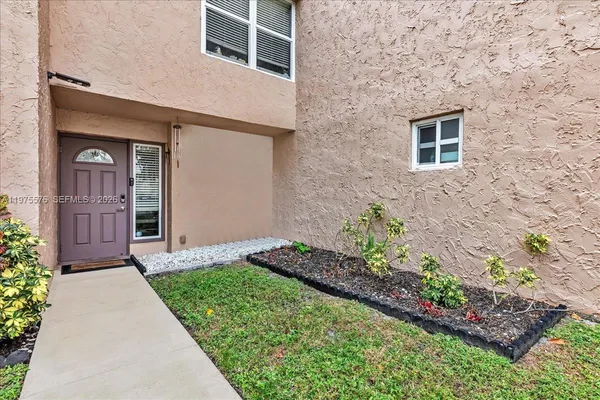 $2,850 | 9410 Live Oak Place, Unit 110, Davie, FL 33324