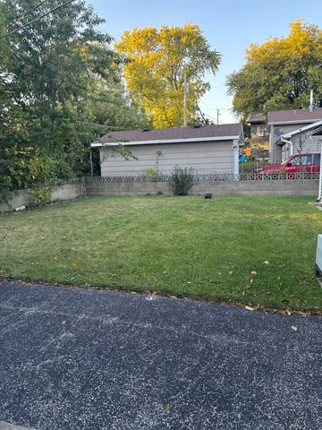 a view of a house with backyard and garden
