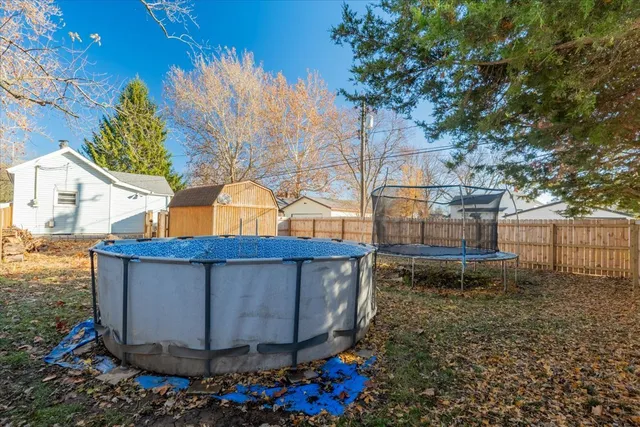 a view of a backyard