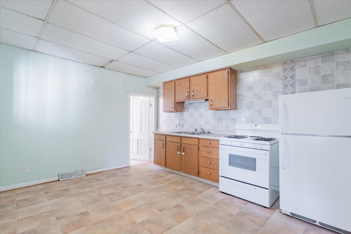 713 North George Street Clinton, IL 61727 - Photo 8 of 17