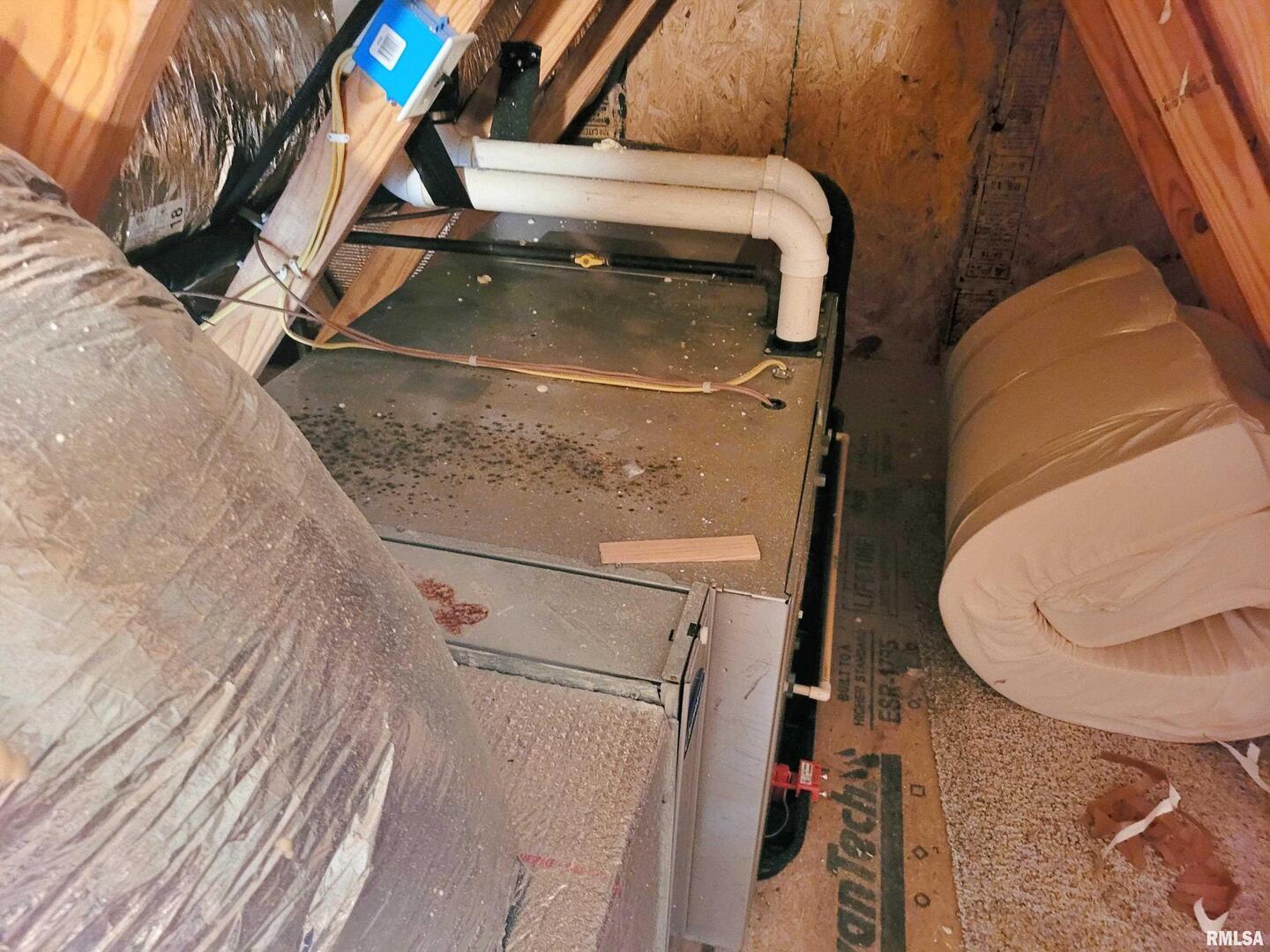 42 County Line Road Grand Chain, IL 62941 - Photo 37 of 40 a utility room with dryer and washer