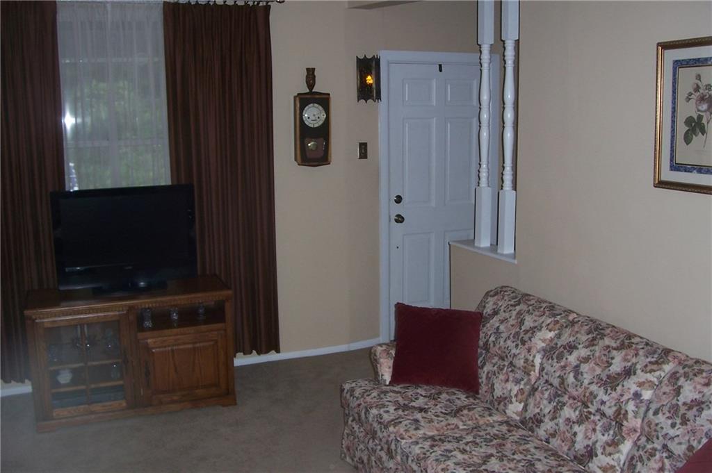 1033 Geyer Road Pittsburgh, PA 15209 - Photo 6 of 23 Gallery Image 6
