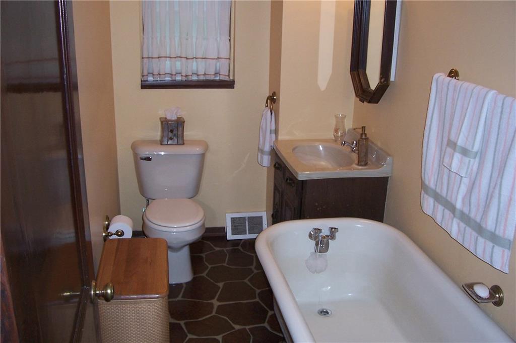 1033 Geyer Road Pittsburgh, PA 15209 - Photo 7 of 23 Gallery Image 7