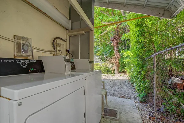 $1,700 | 229 Madeira Avenue, Unit 6, Coral Gables, FL 33134