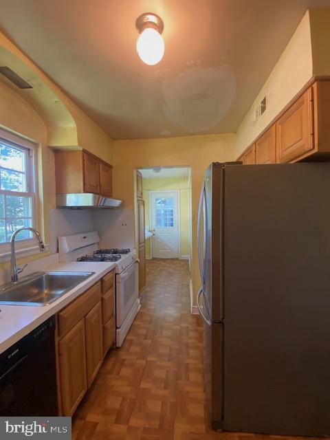 5707 Harwick Road Bethesda, MD 20816 - Photo 8 of 32 Galley kitchen runs along front of house.