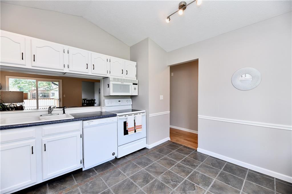 9243 Warwick Road Indianapolis, IN 46240 - Photo 13 of 23