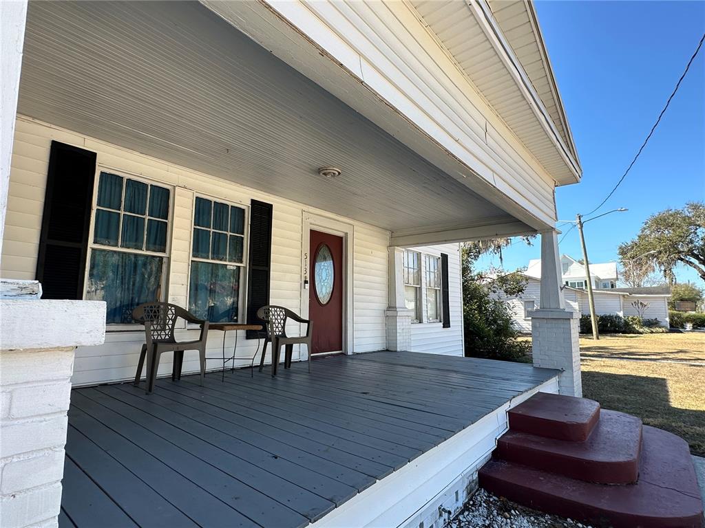 513 West Main Street Wauchula, FL 33873 - Photo 4 of 43 a patio with table and chairs